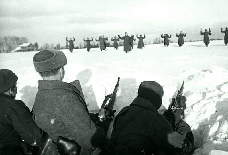 Немецкие солдаты сдаются в плен красноармейцам во время битвы за Москву. Зима 1941 — 1942 гг.