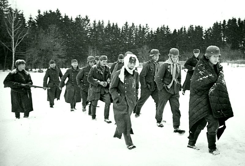 Группа немецких солдат, захваченных в плен во время битвы под Москвой. Зима 1941 -1942 гг.