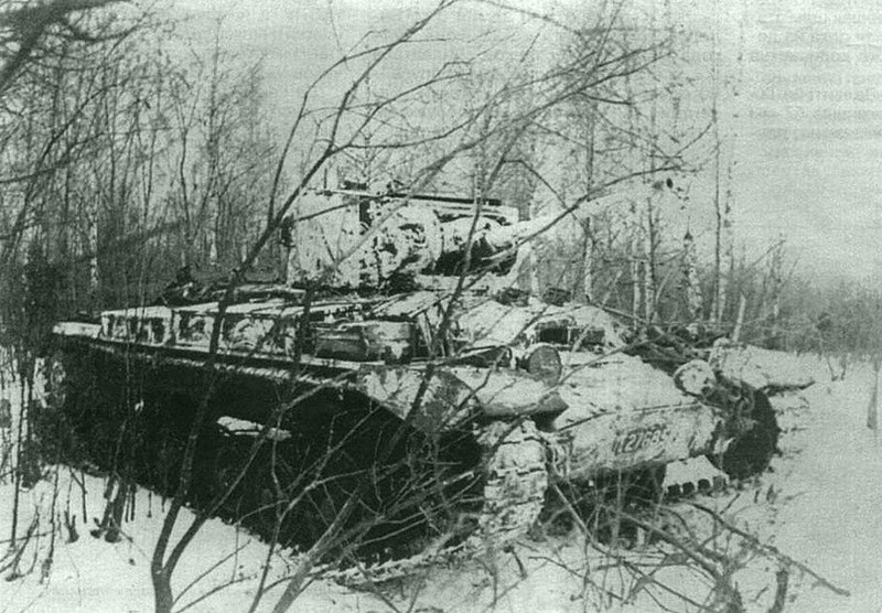 Советский танк «Валентайн II» в засаде во время битвы за Москву. Автор: Александр Капустянский