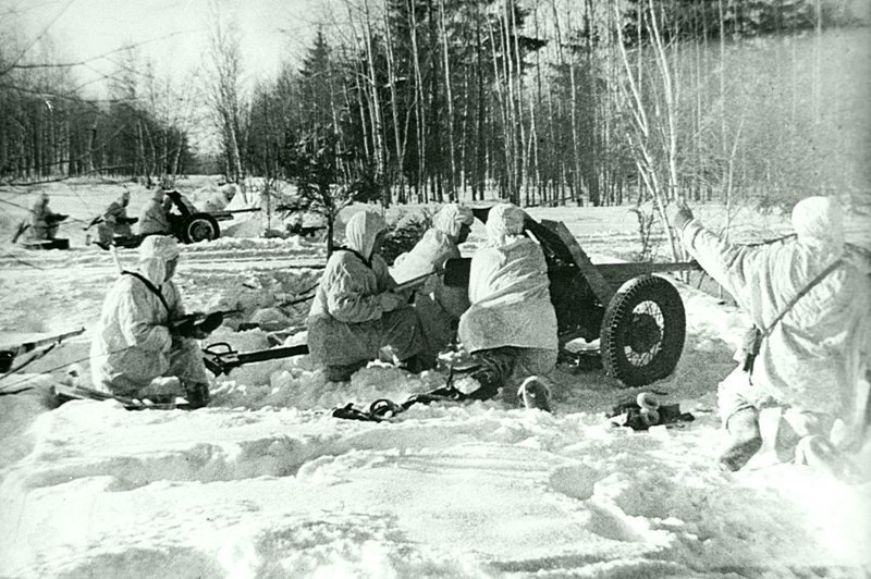 Советские артиллеристы с 45-мм противотанковыми пушками 53-К готовятся открыть огонь по противнику на лесной дороге в битве под Москвой. 07.01.1942. 
