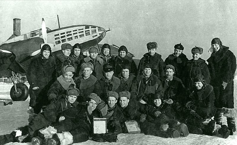 Групповой портрет членов экипажей советских бомбардировщиков Ил-4 во время битвы за Москву. ноябрь-декабрь 1941.  