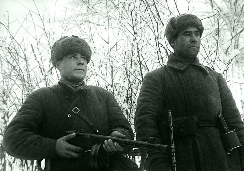 Советские автоматчик и стрелок позируют фотографу в перерыве между боями во время битвы за Москву. Автоматчик вооружен пистолетом-пулеметом ППШ-41, а стрелок автоматической винтовкой СВТ-40 и ручной противотанковой гранатой РПГ-40. Зима 1941 -1942 гг