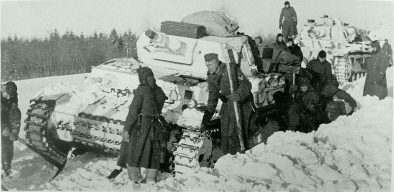 Солдаты немецкой 5-й танковой дивизии расчищают от снега дорогу для танков Pz.Kpfw.IV Ausf.F во время битвы под Москвой.