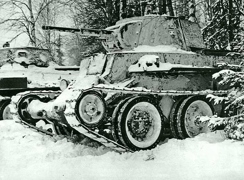 Танки 1-й гвардейской танковой бригады в засаде. На переднем плане — легкий танк БТ-7, за ним виднеется Т-34. Ноябрь 1941 г.