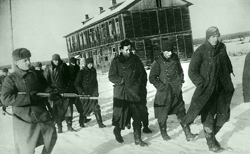 Красноармеец конвоирует пленных солдат вермахта, взятых в плен в ходе битвы за Москву. 10.02.1942. 