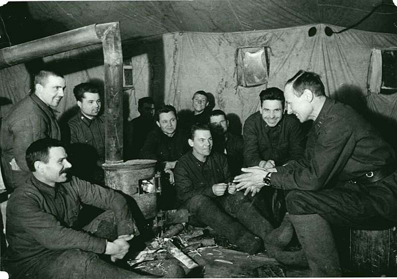 Офицеры одной из советских стрелковых частей в минуты отдыха во время битвы за Москву. Зима 1941 — 1942 гг.