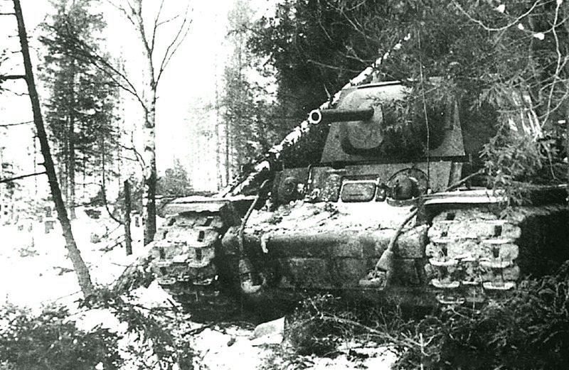 Замаскированный танк КВ-1 в лесной засаде во время битвы за Москву. 29.10.1941.