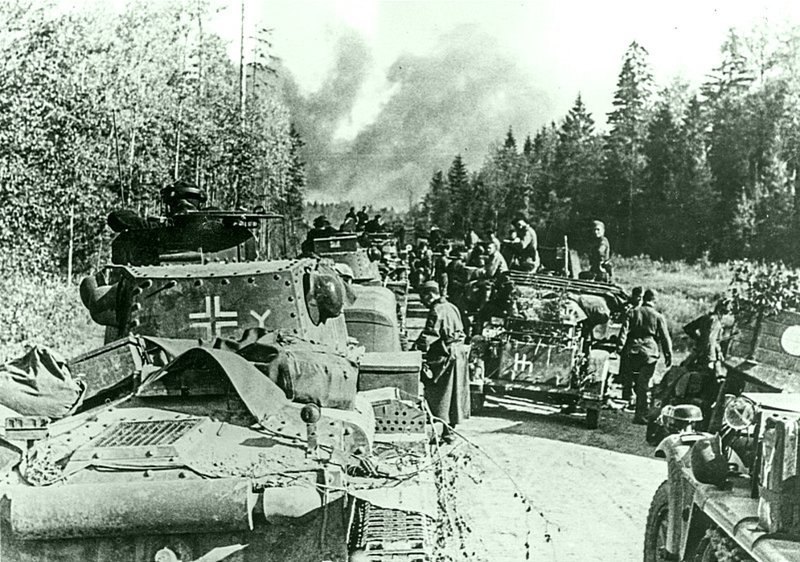 Танки Pz. Kpfw. 38(t) 7-й танковой дивизии вермахта (7. Panzer-Division) во время наступления на Москву. октябрь 1941. Автор: Моссдорф (Mossdorf) 