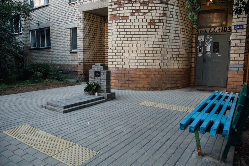 В Минске жильцы дома создали памятник в виде надгробия с надписью «Совесть коммунальных служб»