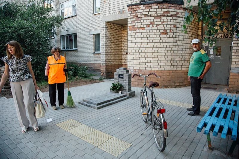 В Минске жильцы дома создали памятник в виде надгробия с надписью «Совесть коммунальных служб»