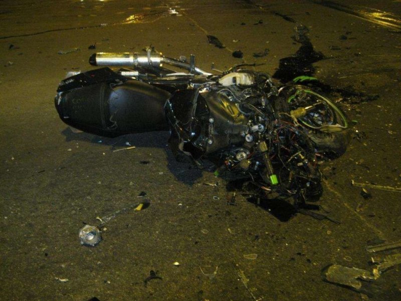 Авария дня. Мотоциклист не проскочил на "красный" в Белгороде