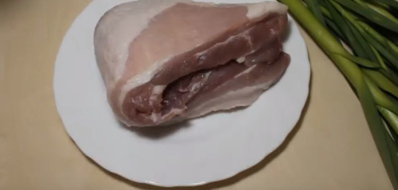 Как приготовить нежную и сочную свиную грудинку