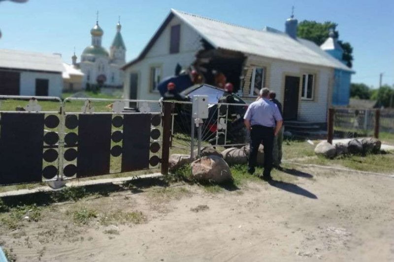 Инцидент произошел 28 мая в деревне Молодово Ивановского района. Водитель проигнорировал требования дорожного знака «Уступи дорогу» на Т-образном перекрестке и въехал прямо в строение.