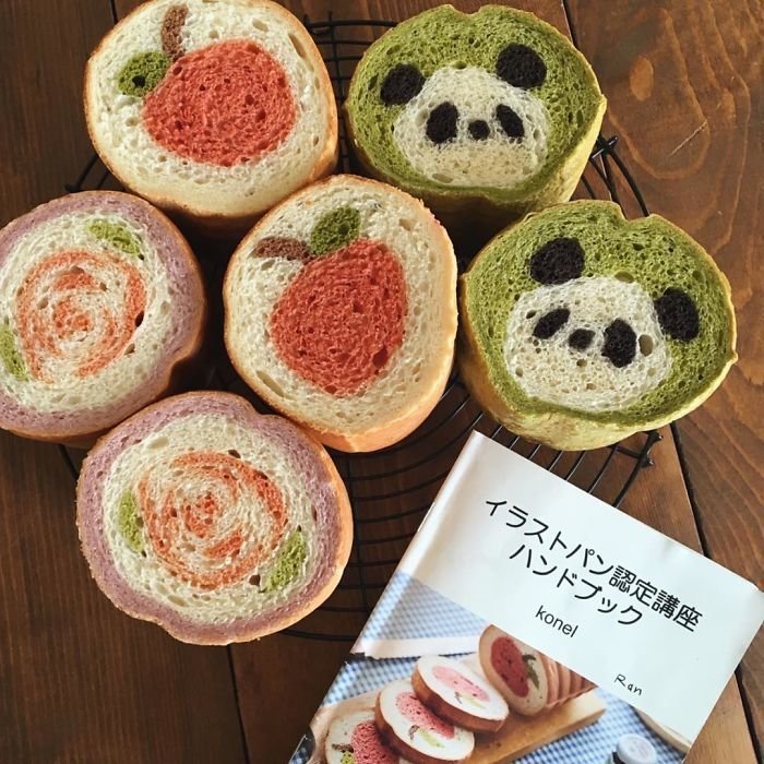 Японка печет хлеб с детскими рисунками