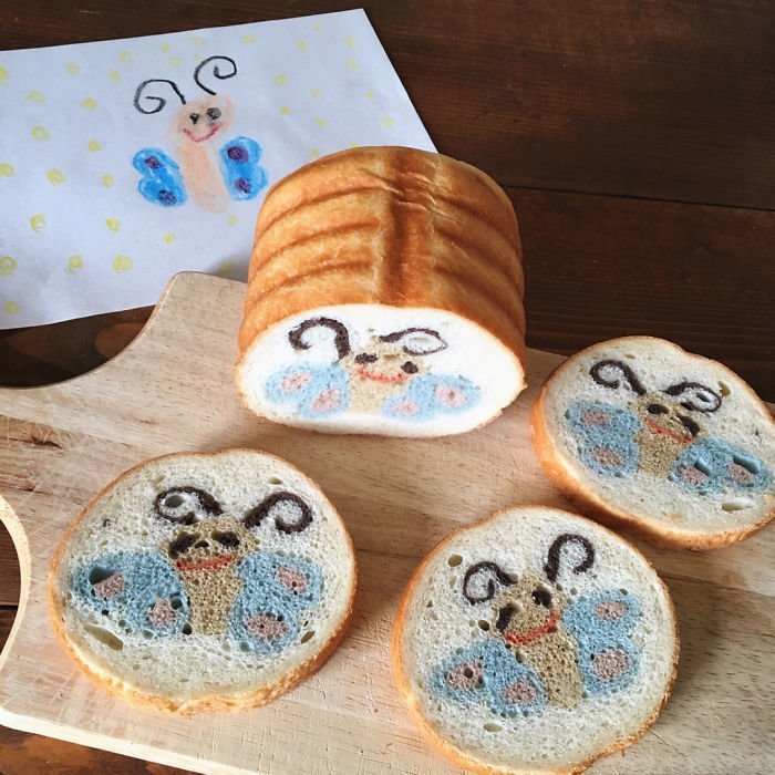 Японка печет хлеб с детскими рисунками