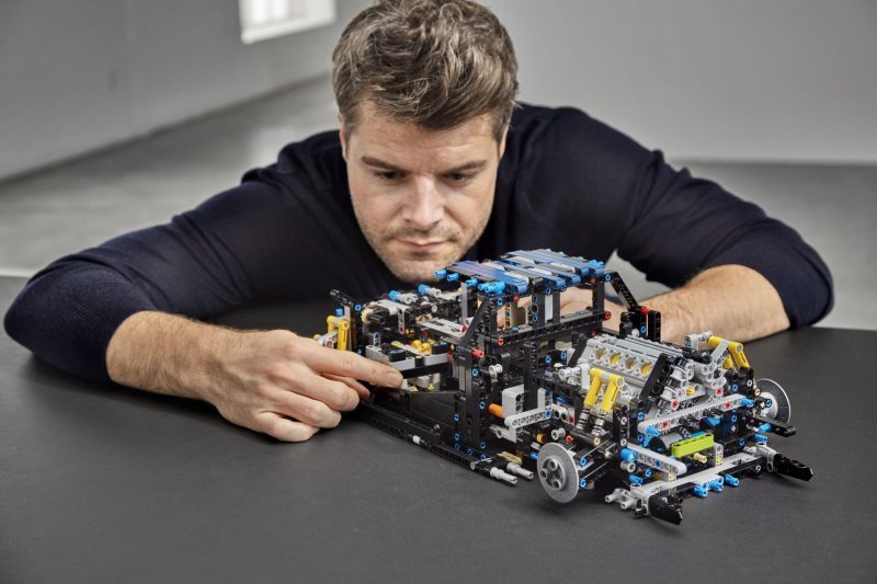 Масштабный Bugatti Chiron из конструктора Lego