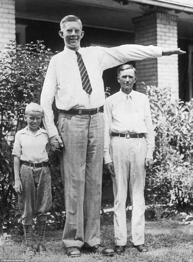 В 13 лет рост Роберта составлял 224 см, а вес - 132 кг. На снимке он вместе с отцом Гарольдом и 9-летним братом Юджином