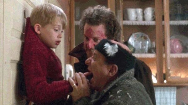 9 – Джо Пеши действительно сильно укусил Маколея Калкина во время съёмок фильма «Один дома». Шрам на пальце остался на всю жизнь.