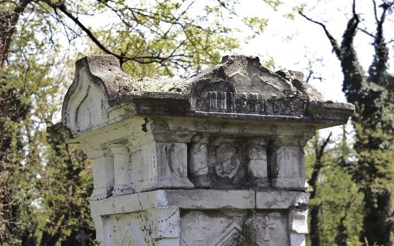 Сохранились и фамильные усыпальницы, где на разных сторонах надгробий высечены имена умерших родственников