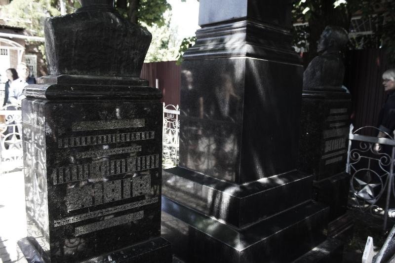 Также на Всесвятском кладбище есть надгробия с затертыми именами предыдущих «владельцев» — как на памятнике знаменитым героям Великой Отечественной войны — братьям Игнатовым