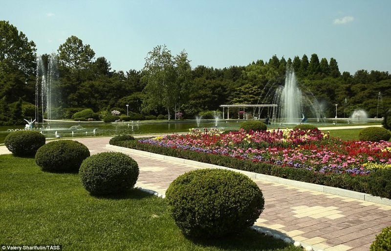На территории есть красивый парк, где можно гулять, наслаждаясь цветами и фонтанами