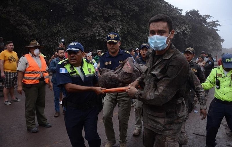 Огненный вулкан в Гватемале ведет смертельный счет