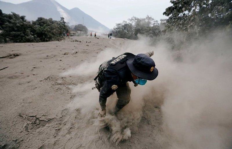 Огненный вулкан в Гватемале ведет смертельный счет