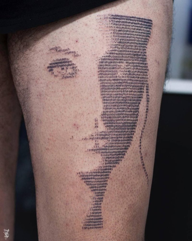 Парень создаёт объёмные татуировки, используя компьютерный код