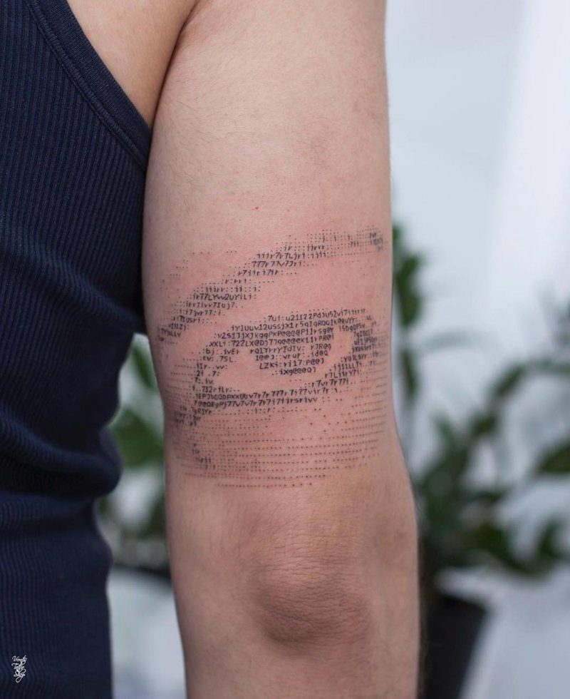 Парень создаёт объёмные татуировки, используя компьютерный код