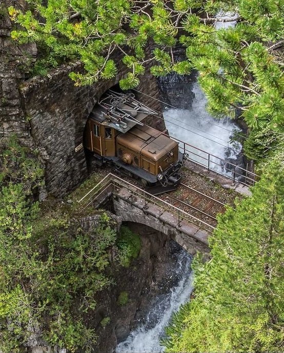 Железнодорожное полотно в Швейцарии интересное, красота, тоннели, удивительное, факты