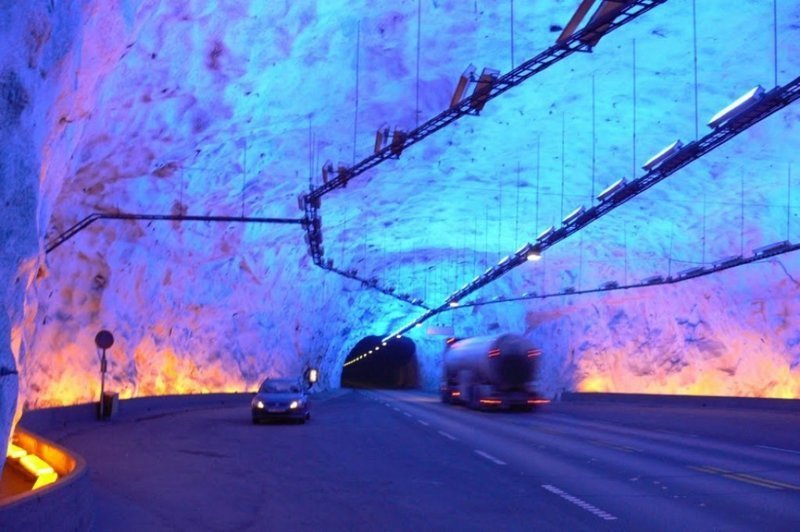Самый длинный автомобильный тоннель на планете находится в Норвегии, на территории графства Sogn og Fjordane. Протяженность тоннеля Лаэрдаль составляет 24 600 метров, его открытие состоялось в 2000 году интересное, красота, тоннели, удивительное, факты