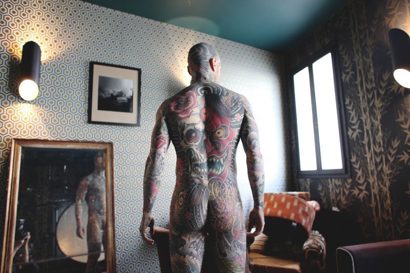 Учитель начальных классов покрыл все тело и лицо татуировками