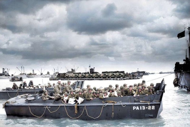 Годовщина высадки союзников в Нормандии: расцвеченные фото и поздравления ветеранам