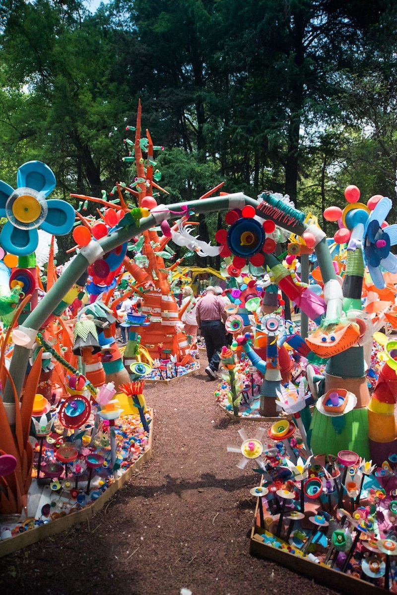В Мехико 3 тонны пластиковых отходов превратились в разноцветный лес