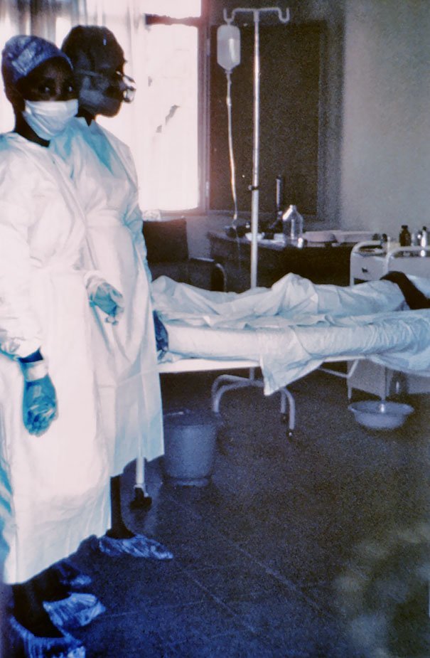 3. Медсестра Маинга Н'Сека во время вспышки лихорадки Эбола в 1976 году. Медсестра заразилась и умерла вскоре после того как был сделан этот снимок