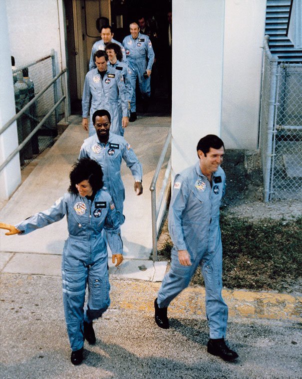 2. Экипаж космического шаттла "Челенджер" по пути на борт, 28 января 1986 г. "Челленджер" развалился на части через 73 секунды после запуска. Все семь членов экипажа погибли