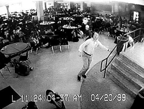 6. Уильям "Дэйв" Сандерс - учитель, который вывел более 100 студентов из кафетерия во время массового убийства в школе "Колумбайн", 20 апреля 1999 г. Он получил две пули в грудь и не выжил