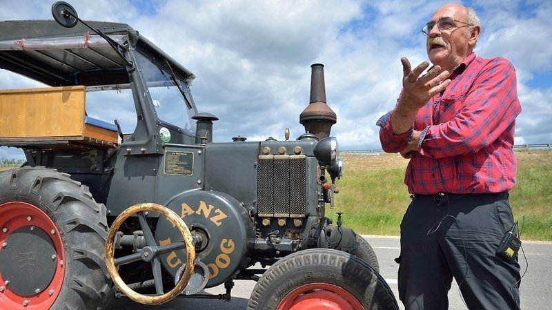 Немецкий пенсионер едет на ЧМ на старинном тракторе