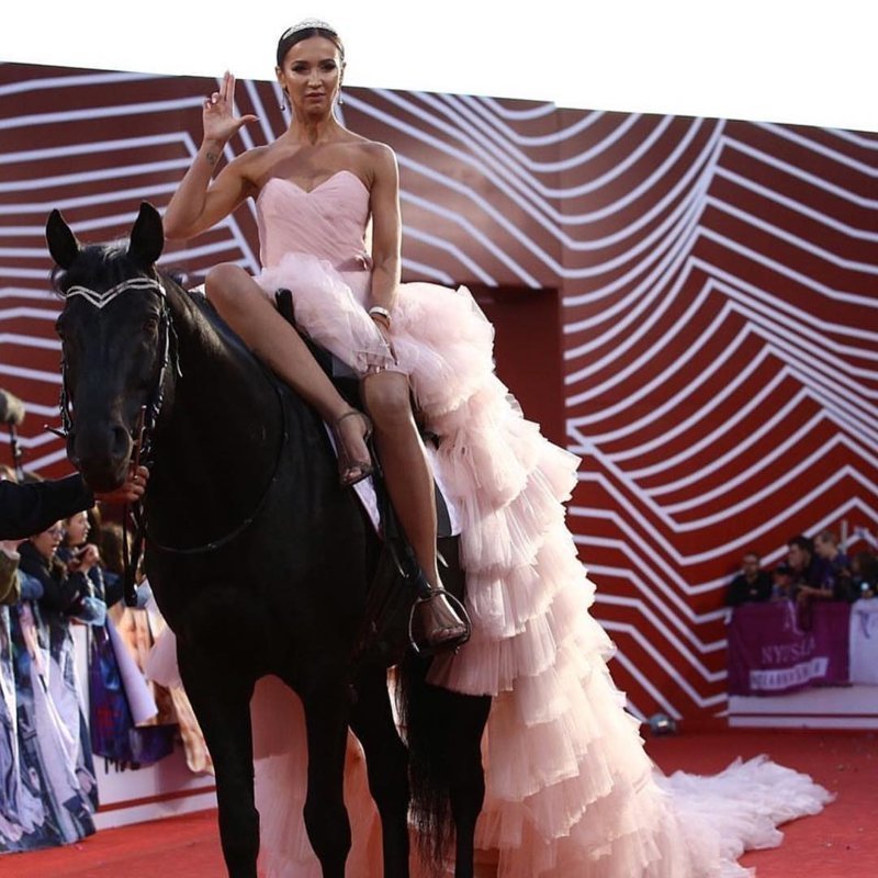2. Бузова, конечно, в этом желании переплюнула всех, появившись на коне и в платье с 10-метровым шлейфом