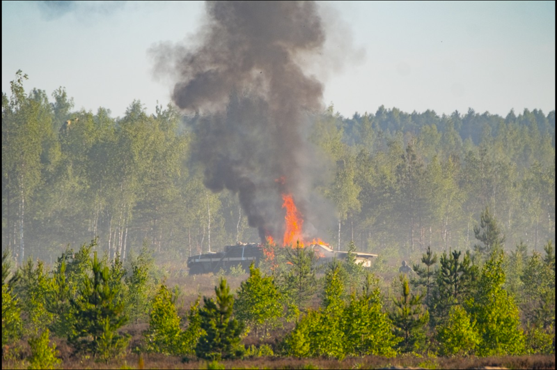 После учений NATO в Латвии на полигоне в Адажи спасатели продолжают тушить 300 га леса