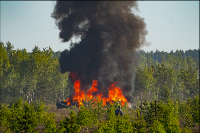После учений NATO в Латвии на полигоне в Адажи спасатели продолжают тушить 300 га леса