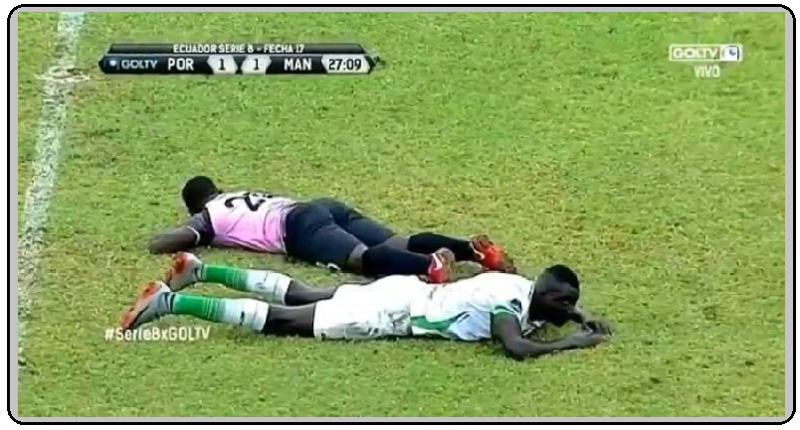 Все футболисты  во время матча вдруг упали  на землю