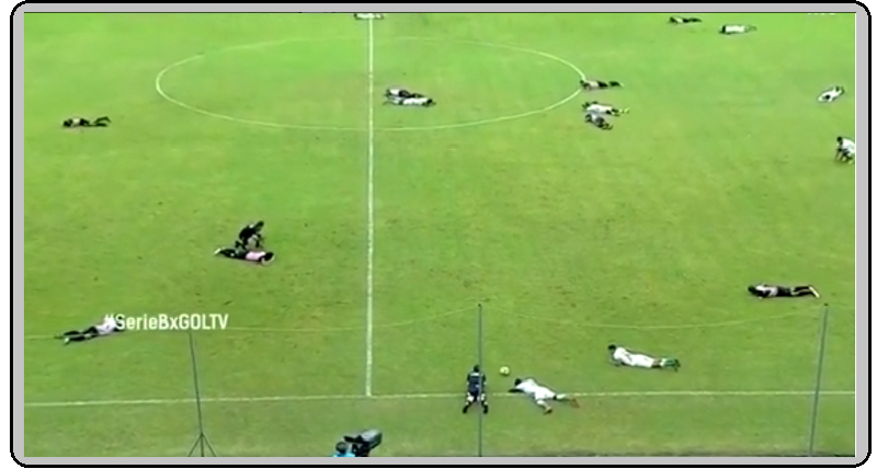 Все футболисты  во время матча вдруг упали  на землю