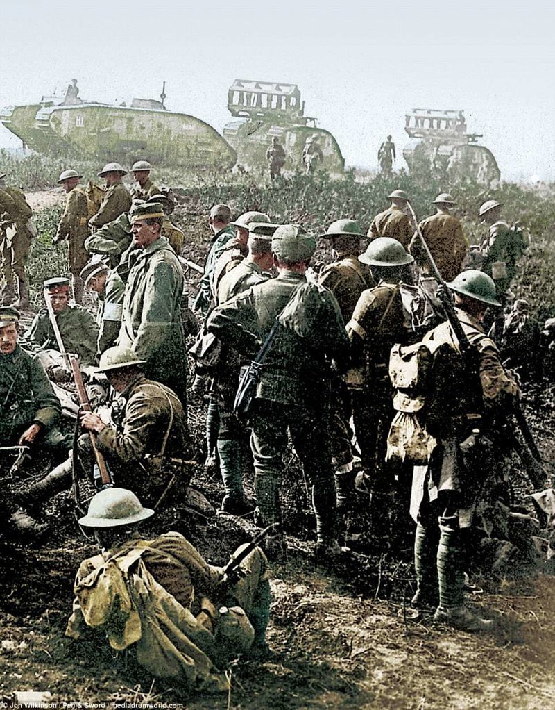 На линии Гинденбурга (протяжённая система оборонительных сооружений на северо-востоке Франции, построенная немцами в 1916/17 году). Британские танки MkV перевозят помощь для солдат, идущих вперед на французскую коммуну Белликур