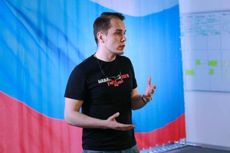 Мошенники, сектанты и националисты – круг общения Навального