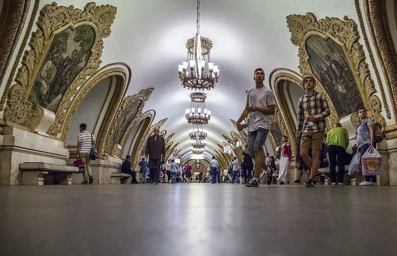 Московское метро приветствует футбольных болельщиков