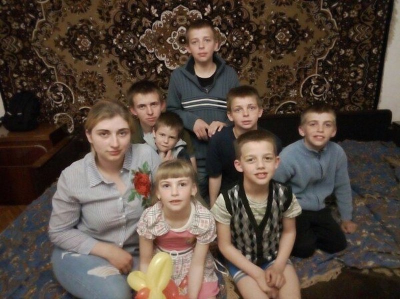 На фото Кристина, Артем (19 лет), Андрей (17), Костя (15), Даша (7), Женя (4), Алеша (9), Валера (10)