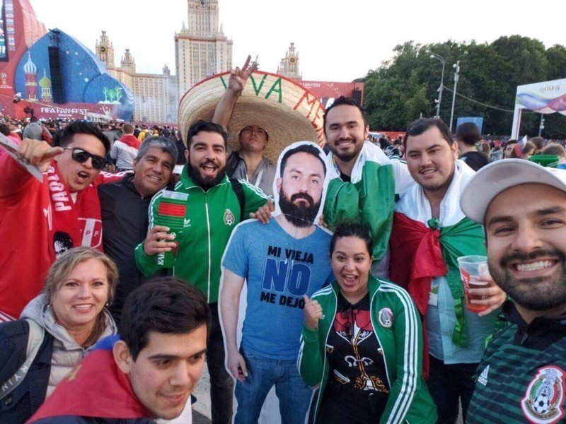 Группа мексиканских болельщиков привезла с собой портрет друга, у которого на майке написано «Меня не пустила жена». И таскают его повсюду с собой))