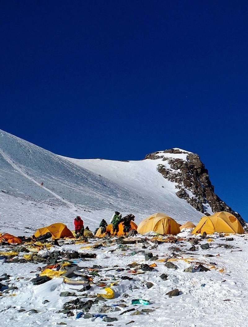 Анг Церинг, бывший президент "Ассоциации альпинистов Непала", видит решение проблемы в найме специальных рабочих