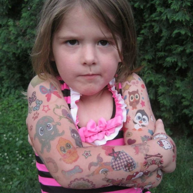 Юная любительница татуировок